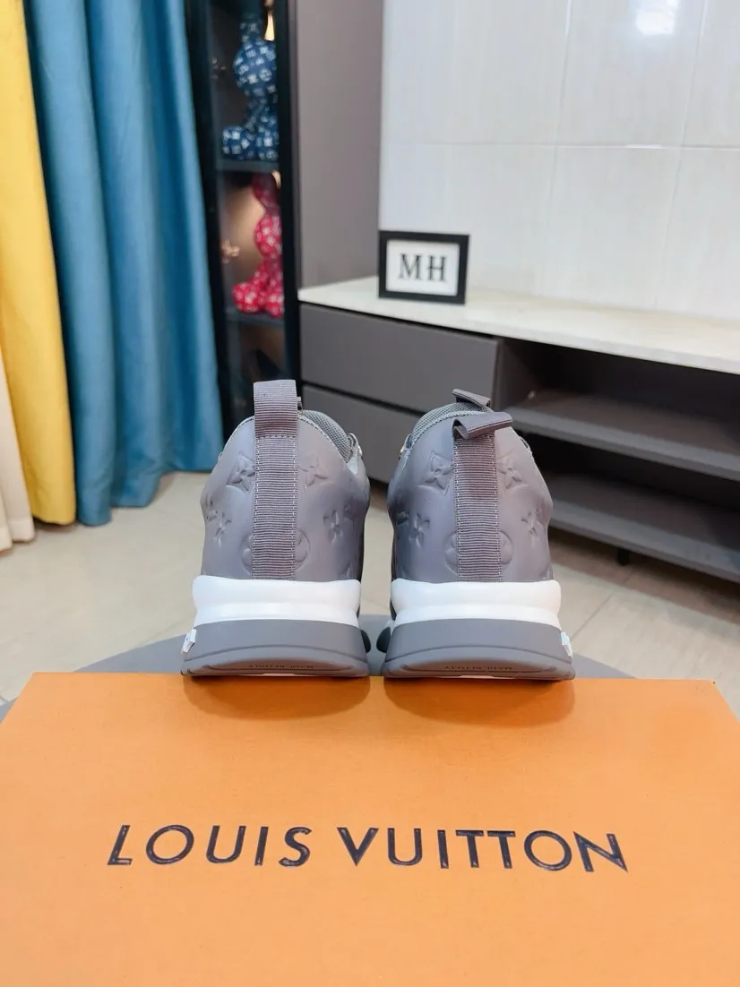Ex-factory price 520🌹🌹[lv]🌹High-end men's shoes brand: Official website 1:1 Latest masterpiece: The upper is made of Italian imported first-layer cowhide punching design➕made of full genuine leather lining🔥, making walking more convenient and comfortable! Exclusive new style, stunning work [color]! Create a fashionable personality to set off your uniqueness! A must-have for trendy men! Classic🔥Number: 38-44